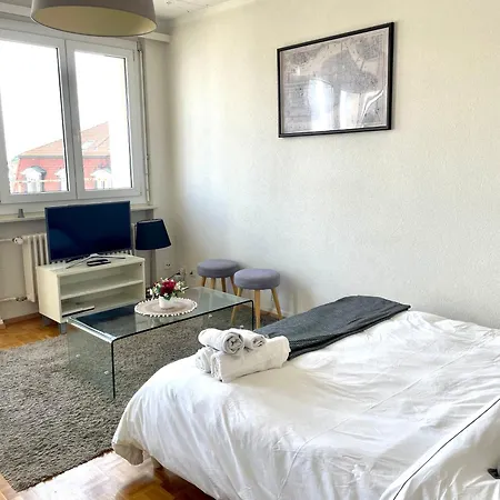 Beautiful 2 Minutes From Train Station Daire *
