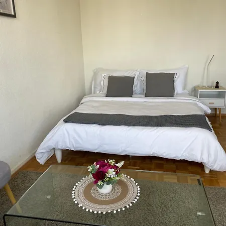 Beautiful 2 Minutes From Train Station Apartamento