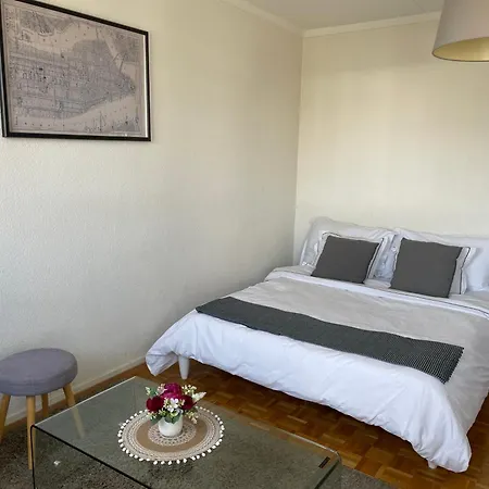 Beautiful 2 Minutes From Train Station Apartment